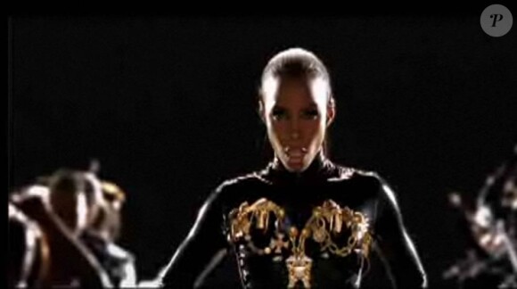 Kelly Rowland  domine la situation à coups de looks et de chorégraphies dans le clip de Commander, premier extrait de son troisième album produit par David Guetta