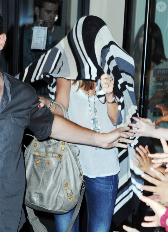 Miley Cyrus à la sortie de son salon de coiffure àNew York le 16 juin 2010