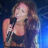 Miley Cyrus : Elle change de look et sa nouvelle coiffure sème la panique !