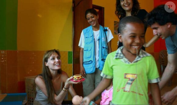 Angelina Jolie en visite en Equateur d'un centre tenu par la fédération des femmes de Sucumbios le 17 juin 2010, au nom du Haut-Commissariat aux réfugiés des Nations Unies