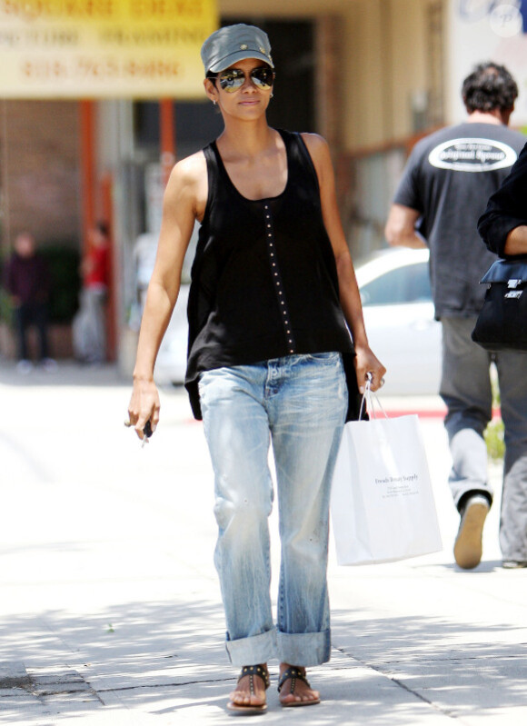 Halle Berry faisant du shopping à Los Angeles, le 18 juin 2010