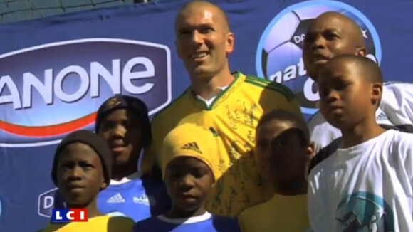 Zinedine Zidane : Regardez-le s'essayer péniblement aux coutumes sud-africaines !