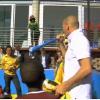 Zinédine Zidane s'essaie à la vuvuzela