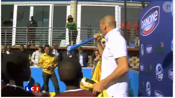Zinédine Zidane s'essaie à la vuvuzela