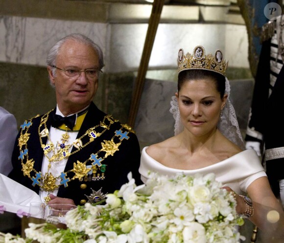 Le 19 juin 2010, la princesse héritière Victoria de Suède a épousé le roturier Daniel Westling en la cathédrale Storkyrkan, devant 1100 convives de marque. Puis ils rejoint le palais en barge pour une fête dans les jardins et le banquet nuptial (phot