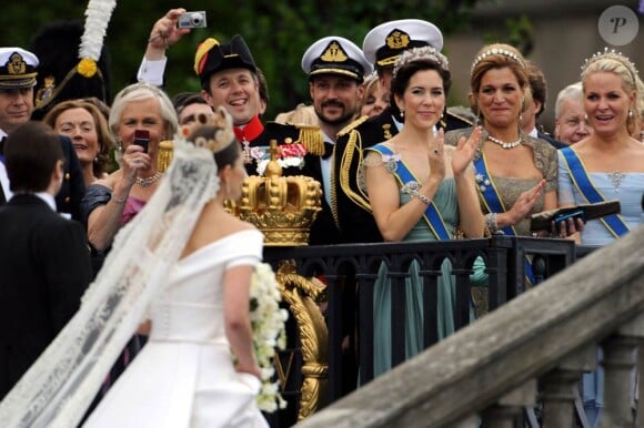 Le 19 juin 2010, la princesse héritière Victoria de Suède a épousé le roturier Daniel Westling en la cathédrale Storkyrkan, devant 1100 convives de marque. Puis ils rejoint le palais en barge pour une fête dans les jardins et le banquet nuptial.