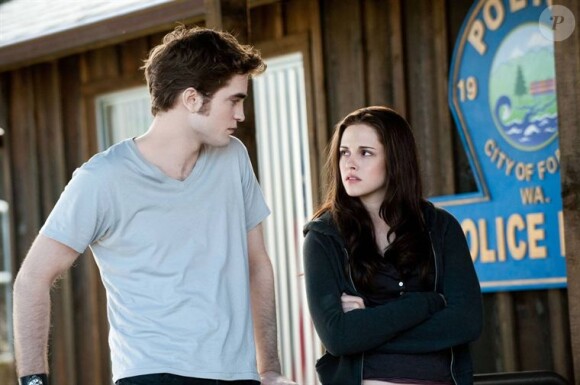 Robert Pattinson et Kristen Stewart dans Twilight Hésitation.