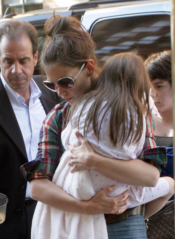 Katie Holmes et sa fille Suri sortant du Grammercy Park Hotel à New York, le 21 juin 2010