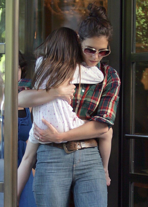 Katie Holmes et sa fille Suri sortant du Grammercy Park Hotel à New York, le 21 juin 2010
