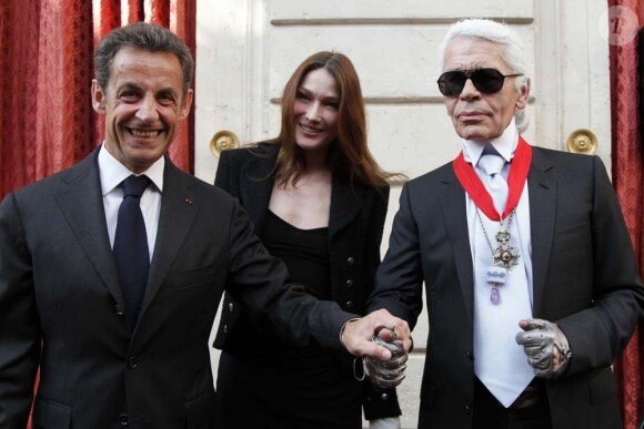Karl Lagerfeld reçoit la Légion, avec Nicolas Sarkozy et Carla Bruni, à Paris, le 3 juin 2009