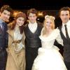 Samantha Barks (Eponine), Camilla Kerslake (Cosette) et Nick Jonas ( Marius) au côté de ses deux frères Joe et Kevin Jonas lors de la représentation de la comédie musicale Les Misérables au Théâtre The Queen à Londres le 21 juin 2010