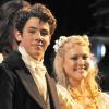 Camilla Kerslake (Cosette) et Nick Jonas ( Marius) lors de la représentation de la comédie musicale Les Misérables au Théâtre The Queen à Londres le 21 juin 2010