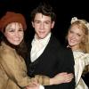 Samantha Barks (Eponine), Camilla Kerslake (Cosette) et Nick Jonas ( Marius) lors de la représentation de la comédie musicale Les Misérables au Théâtre The Queen à Londres le 21 juin 2010