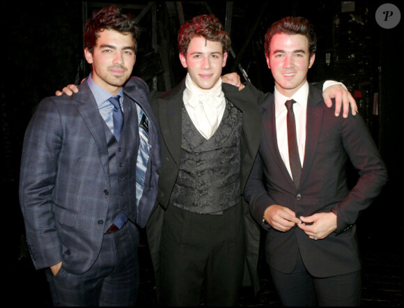 Nick Jonas ( Marius) au côté de ses deux frères Joe et Kevin Jonas lors de la représentation de la comédie musicale Les Misérables au Théâtre The Queen à Londres le 21 juin 2010
