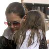 Katie Holmes porte sa petite Suri Cruise dans les bras, accompagnée de sa belle-fille Isabella. Elles quittent leur hôtel pour se rendre à un shooting le 22 juin 2010 à New York 
