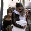 Katie Holmes porte sa petite Suri Cruise dans les bras, accompagnée de sa belle-fille Isabella. Elles quittent leur hôtel pour se rendre à un shooting le 22 juin 2010 à New York 