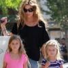 Denise Richards fait du shopping à Calabasas à Los Angeles avec ses deux filles Sam et Lola Rose le 22 juin 2010