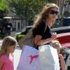 Denise Richards fait du shopping à Calabasas à Los Angeles avec ses deux filles Sam et Lola Rose le 22 juin 2010