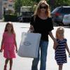 Denise Richards fait du shopping à Calabasas à Los Angeles avec ses deux filles Sam et Lola Rose le 22 juin 2010