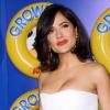 Salma Hayek, sublime dans une superbe robe bustier en toile de coton blanc, portée avec une ceinture en cuir rouge de la collection Croisière 2011, sans oublier ses escarpins en cuir également rouge, le tout signé Yves Saint Laurent.