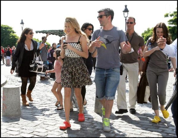 Katie Cassidy et Leighton Meester sur le tournage de la comédie américaine Monte Carlo, à Paris, le 23 juin 2010.