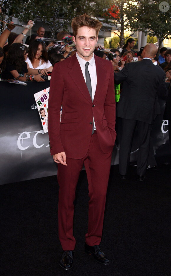 Robert Pattinson, habillé par Gucci, lors de l'avant-première de Twilight III : Hésitation à Los Angeles le 24 juin 2010