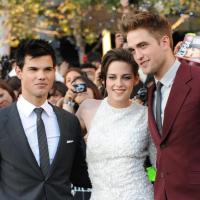 Twilight 3 - Kristen Stewart en mini-robe dos nu avec ses chevaliers Robert Pattinson et Taylor Lautner : un brillant trio !