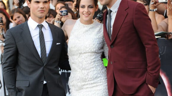 Twilight 3 - Kristen Stewart en mini-robe dos nu avec ses chevaliers Robert Pattinson et Taylor Lautner : un brillant trio !