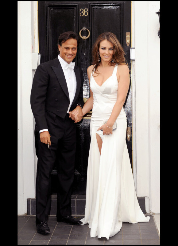 Liz Hurley et son mari Arun Nayar à la sortie de leur domicile londonien pour se rendre à la soirée d'Elton John à Windsor le 24 juin 2010