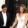 Liz Hurley et son mari Arun Nayar à la sortie de leur domicile londonien pour se rendre à la soirée d'Elton John à Windsor le 24 juin 2010