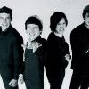 Pete Quaife, doigt pointé, bassiste du groupe anglais The Kings, dans les années 60