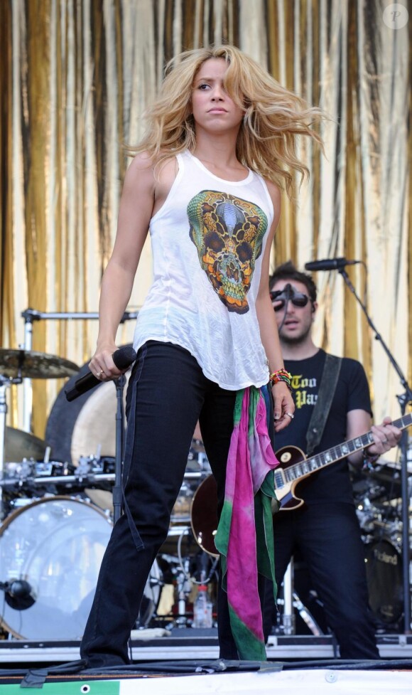 La torride Shakira, lors de sa performance au Festival de Glastonbury, en Angleterre, le 26 juin 2010.