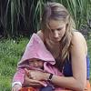 Leelee Sobieski profite de sa fille Louisanna dans un parc de New York. Juin 2010