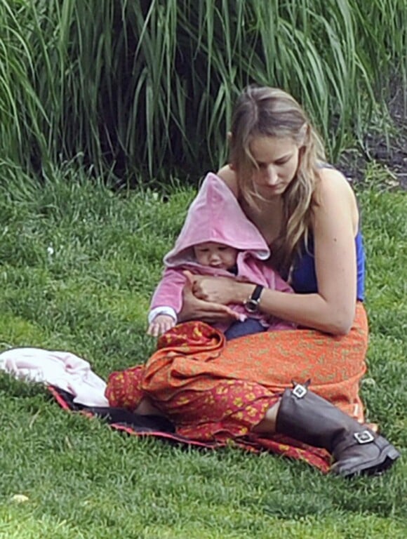 Leelee Sobieski profite de sa fille Louisanna dans un parc de New York. Juin 2010