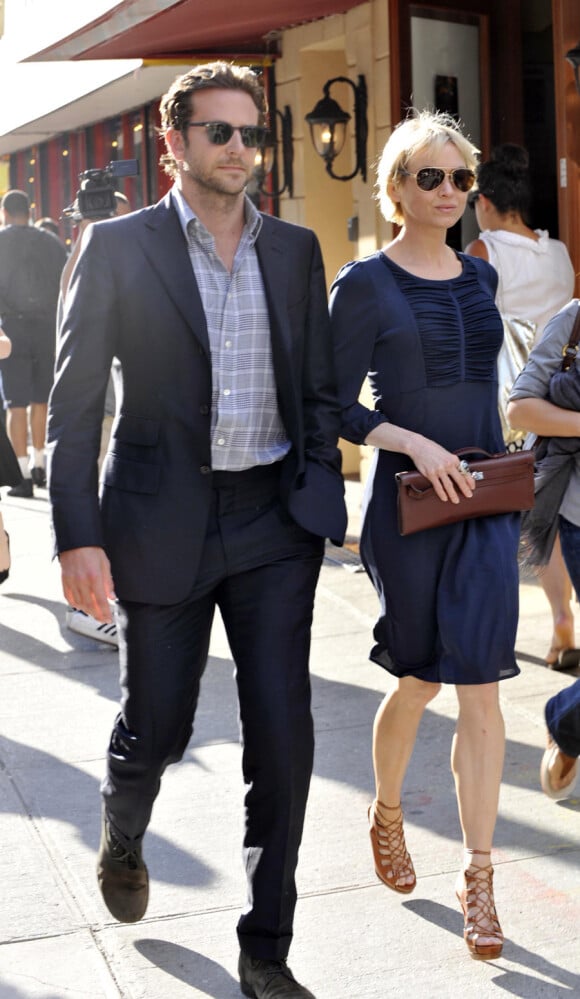 Bradley Cooper et Renée Zellweger à New York le 29 juin 2010 après avoir assisté à la pièce Lend me a Tenor