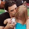 Gilles Marini avec sa fille Juliana dans le petit zoo du marché fermier de Los Angeles le 20 juin 2010