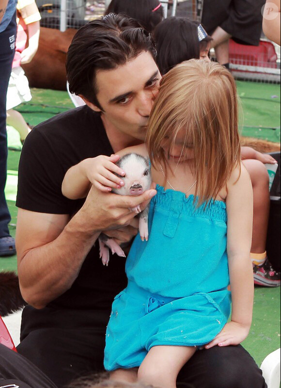 Gilles Marini avec sa fille Juliana dans le petit zoo du marché fermier de Los Angeles le 20 juin 2010