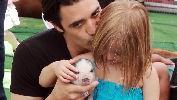 Gilles Marini : Au côté de son adorable fille, il craque... pour un bébé cochon !