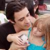 Gilles Marini avec sa fille Juliana dans le petit zoo du marché fermier de Los Angeles le 20 juin 2010