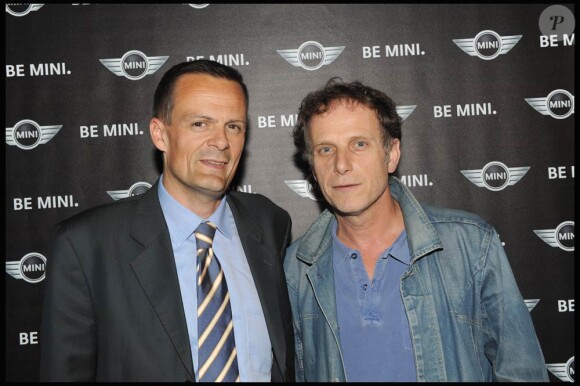 Emmanuel Bret (directeur des ventes de Mini) avec Charles Berling, à l'occasion de l'inauguration de la boutique Mini, à Paris, le 30 juin 2010.