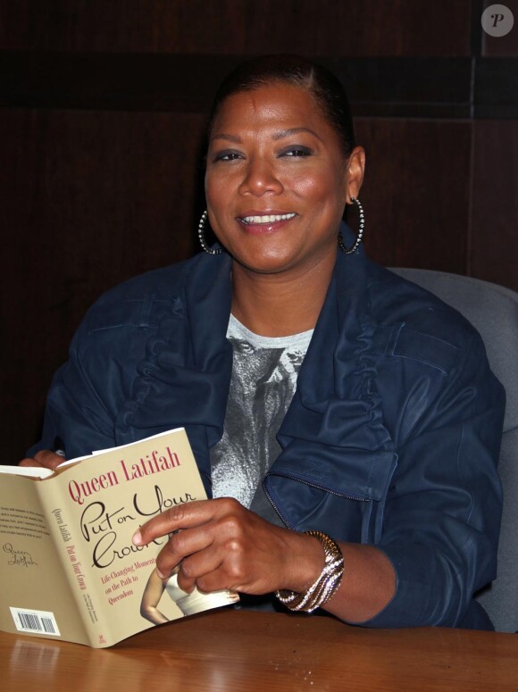 Queen Latifah dédicace son livre Put on your own browne, à la librairie Barnes & Noble, à Los Angeles.