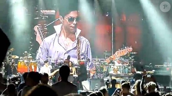 Prince rejoint Stevie Wonder sur scène à Paris Bercy, le 1er juillet  2010