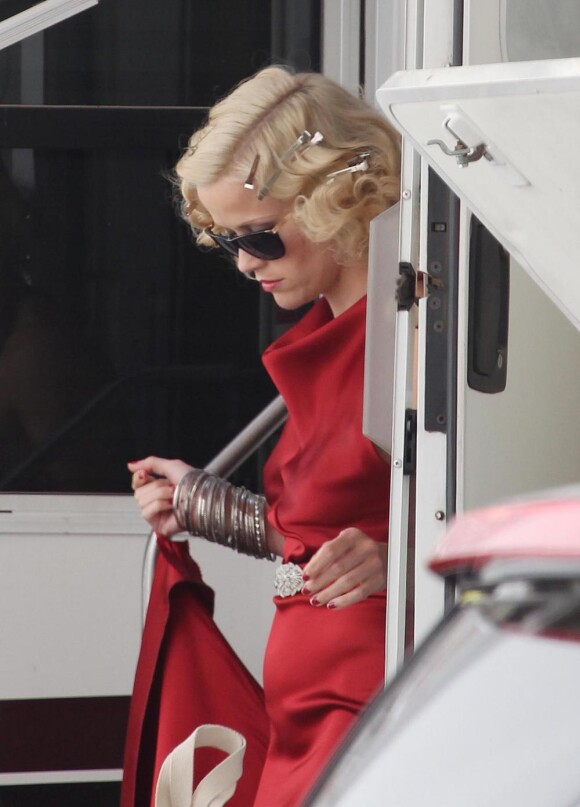 Reese Witherspoon, sublime dans son interminable robe rouge, tourne Water for Elephant en compagnie de Robert Pattinson, à Los Angeles, vendredi 2 juillet.