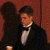 Robert Pattinson, café à la main, tourne  Water for Elephant en compagnie de Reese Witherspoon, à Los Angeles,  vendredi 2 juillet.