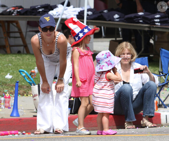Jennifer Garner assiste au défilé de la fête de l'indépendance américaine le 4 juillet 2010 avec ses filles Violet et Seraphina : un doux moment de complicité