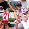 Jennifer Garner assiste au défilé de la fête de l'indépendance américaine le 4 juillet 2010 avec ses filles Violet et Seraphina : la plus jeune est dans les bras de maman tandis que la plus grande semble contrariée...