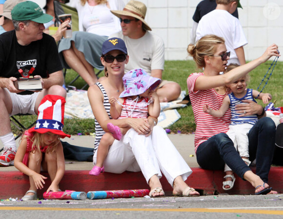 Jennifer Garner assiste au défilé de la fête de l'indépendance américaine le 4 juillet 2010 avec ses filles Violet et Seraphina : la plus jeune est dans les bras de maman tandis que la plus grande semble contrariée...