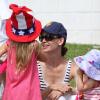 Jennifer Garner assiste au défilé de la fête de l'indépendance américaine le 4 juillet 2010 avec ses filles Violet et Seraphina: les fillettes sont craquantes avec leurs chapeaux