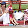 Jennifer Garner assiste au défilé de la fête de l'indépendance américaine le 4 juillet 2010 avec ses filles Violet et Seraphina : SuperViolet boude-t-elle ?