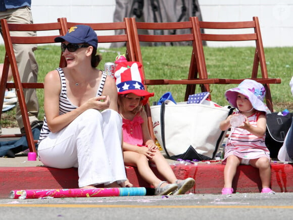 Jennifer Garner assiste au défilé de la fête de l'indépendance américaine le 4 juillet 2010 avec ses filles Violet et Seraphina : SuperViolet boude-t-elle ?